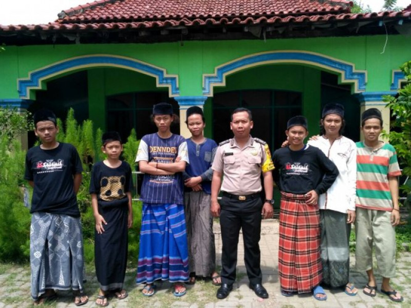 IMG-bhabinkamtibmas-bripka-mbahtiar-mengunjungi-pesantren-darul-anshor