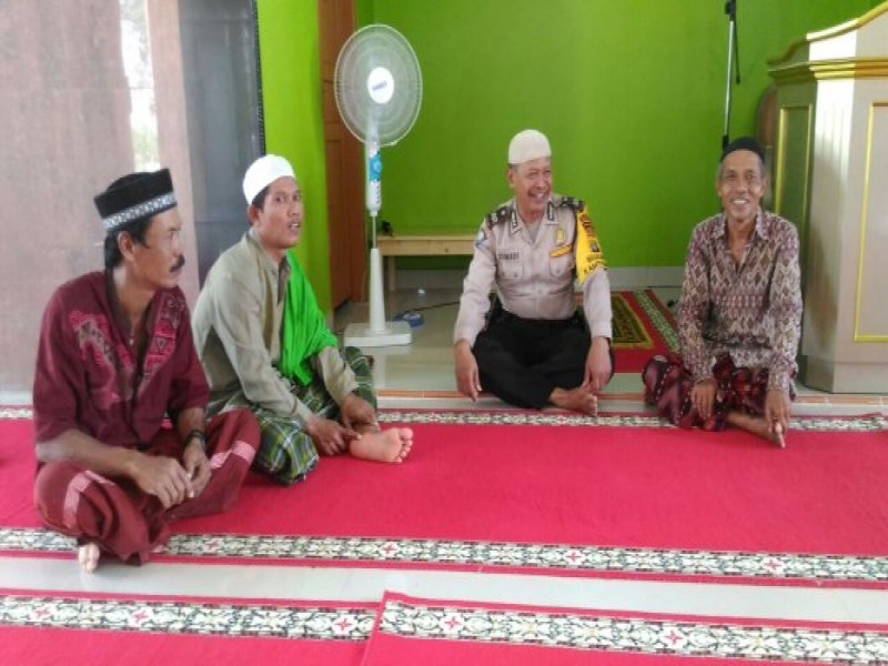 IMG-bhabinkamtibmas-polsek-pakuhaji-aiptu-sumadi-melaksanakan-program-polisi-cinta-masjid