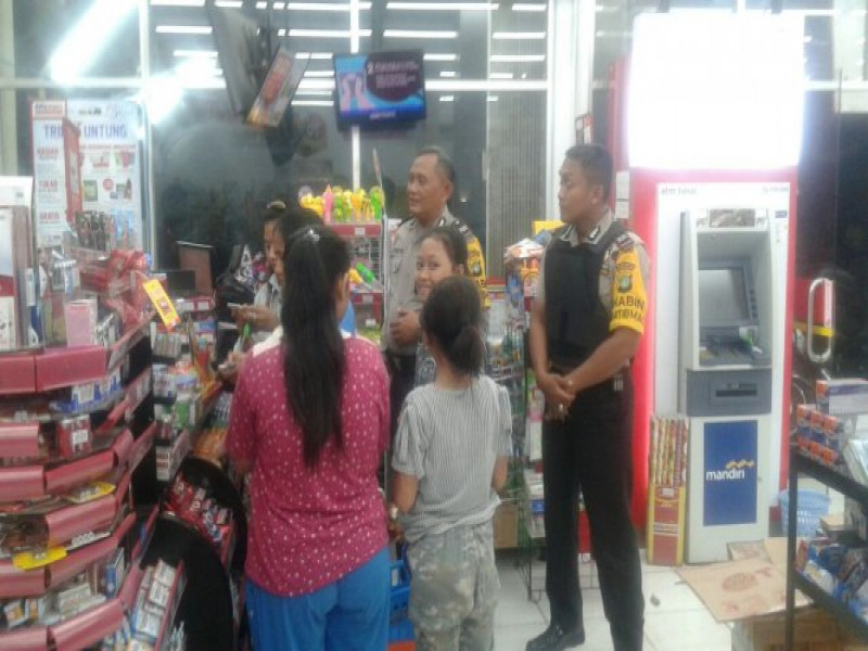 IMG-bhabinkamtibmas-uwung-jaya-cibodas-dan-cibodasari-lakukan-patroli-bersama-sambangi-mini-market