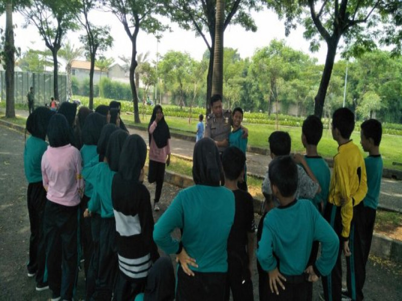 IMG-binmas-jatake-polsek-jatiuwung-sambangi-siswa-mts-yang-sedang-berlatih-pbb