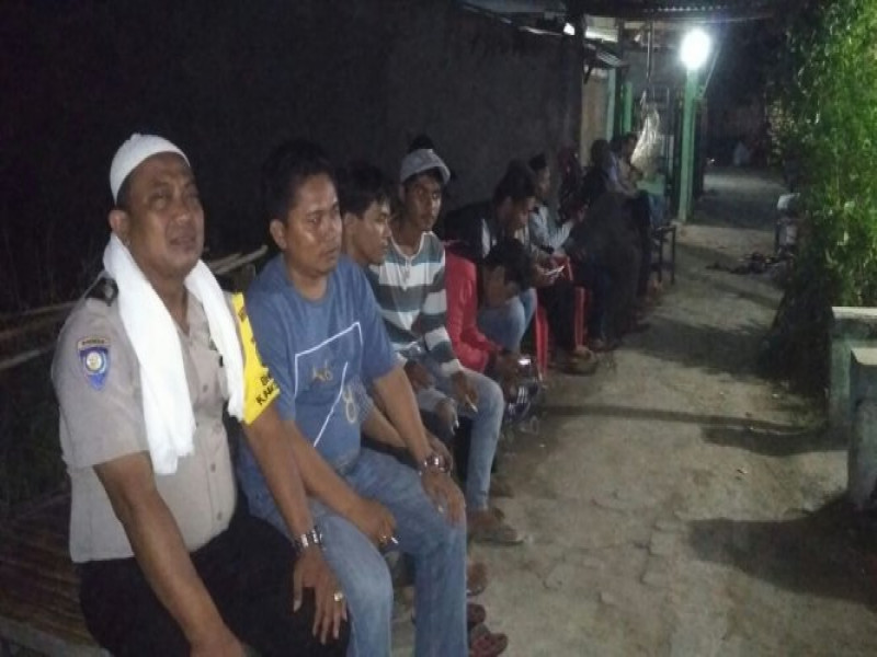 IMG-bentuk-kepedulian-kepada-warga-bripka-lukman-melayat-ke-rumah-duka-warga-yang-meninggal-dunia