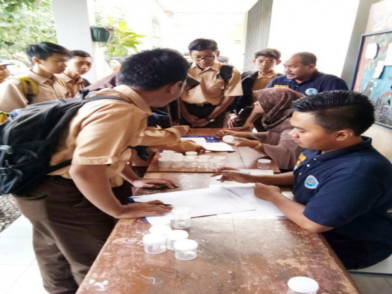 IMG-siswa-smkn-2-tangerang-ikuti-tes-urine