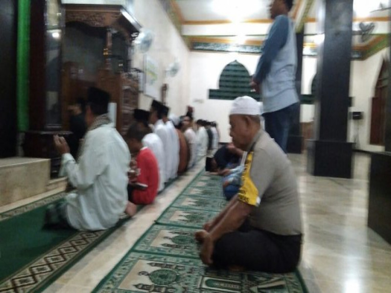 IMG-bhabinkamtibmas-desa-kampung-melayu-barat-sholat-isya-berjamaah-bersama-warga-di-masjid-baiturrahmat