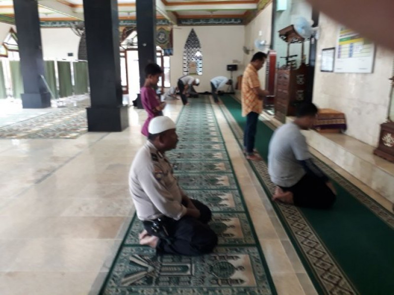 IMG-lakukan-sholat-berjamaah-upaya-aiptu-daryono-dalam-menambah-kedeketan-dengan-warganya