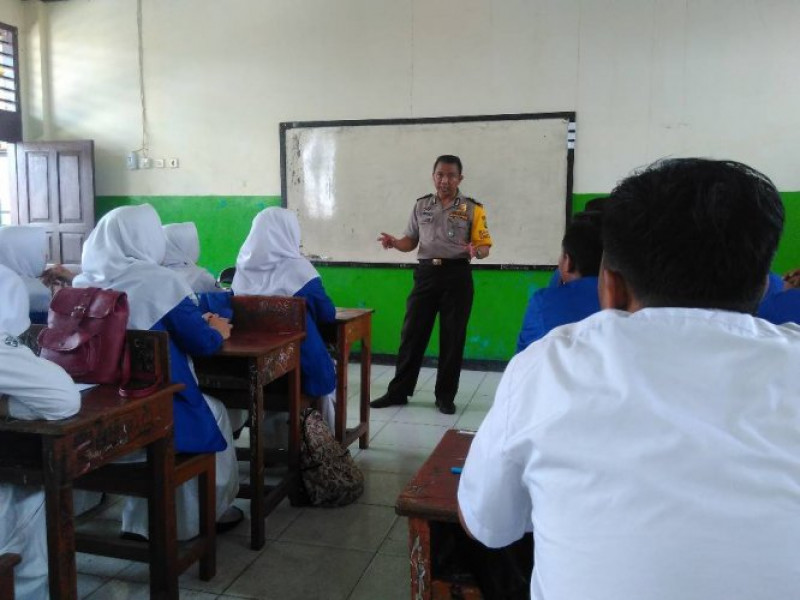 IMG-hindari-pergaulan-bebas-dan-narkoba-pesan-aiptu-edi-supriadi-kepada-siswa-i-smk-global-informatika