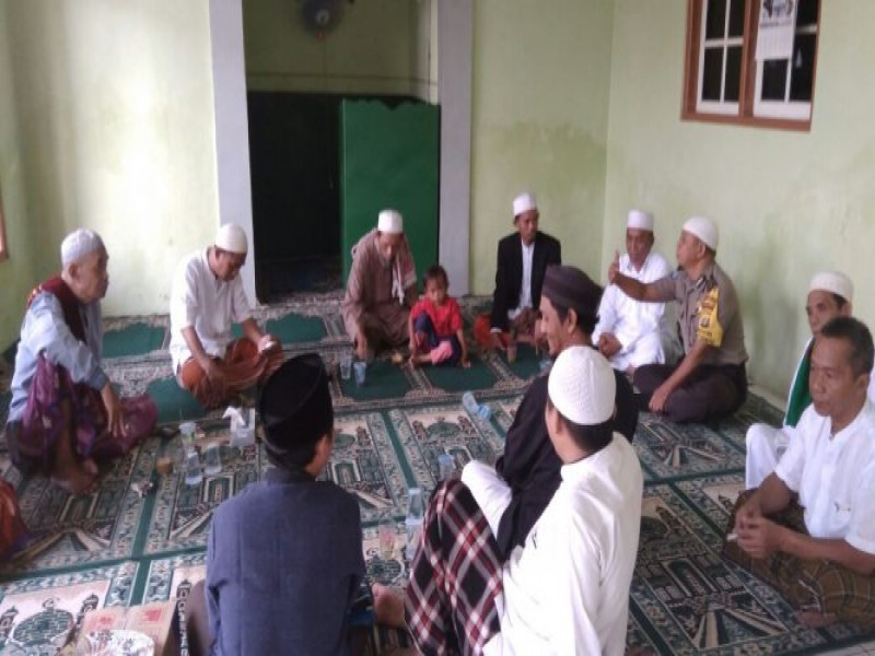 IMG-hadiri-pengajian-di-musolah-al-falah-aiptu-gunawan-merasa-dekat-dengan-warga-di-wilayah-binaanya