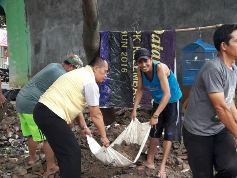 IMG-kerja-bakti-jadi-ajang-aiptu-apendih-jalin-keharmonisan-dengan-warga-di-wilayah-tugasnya