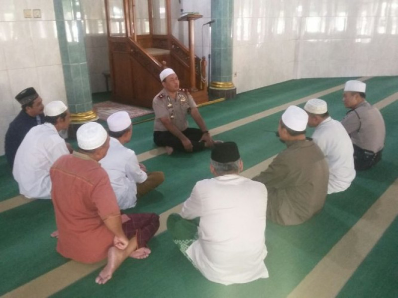 IMG-kapolsek-neglasari-shalat-berjamaah-dan-himbau-warganya-di-masjid-al-ikhlas