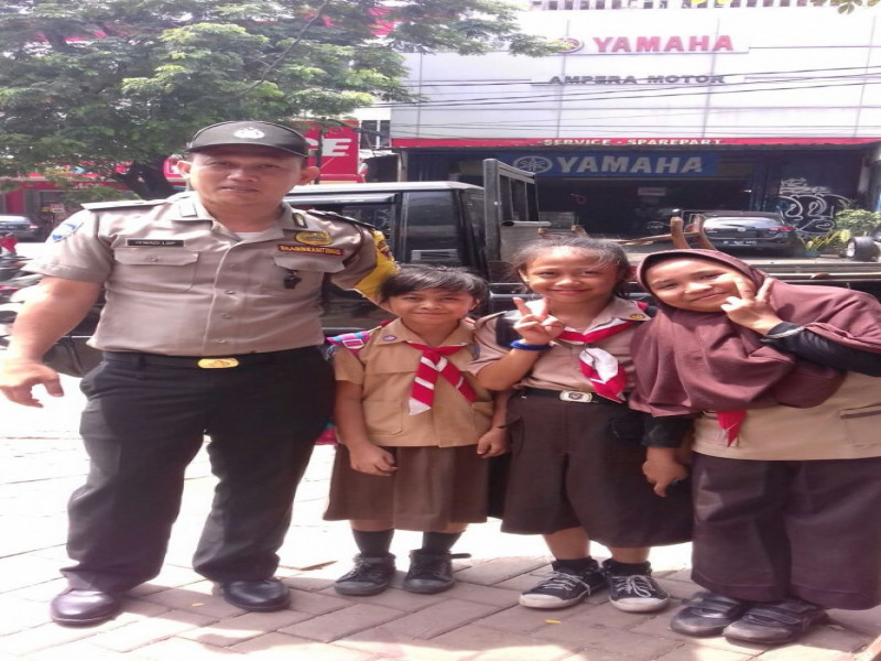 IMG-polisi-ini-diberikan-senyum-oleh-ketiga-siswi-atas-bantuan-menyebrangkan-mereka