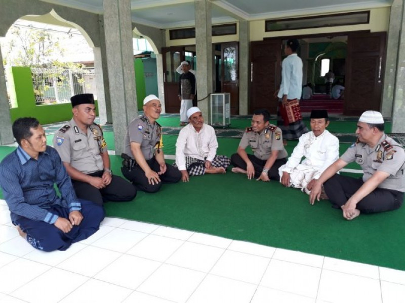 IMG-setelah-sholat-zuhur-berjamaah-kapolsek-cipondoh-menyempatkan-diri-menyapa-tokoh-masyarakat