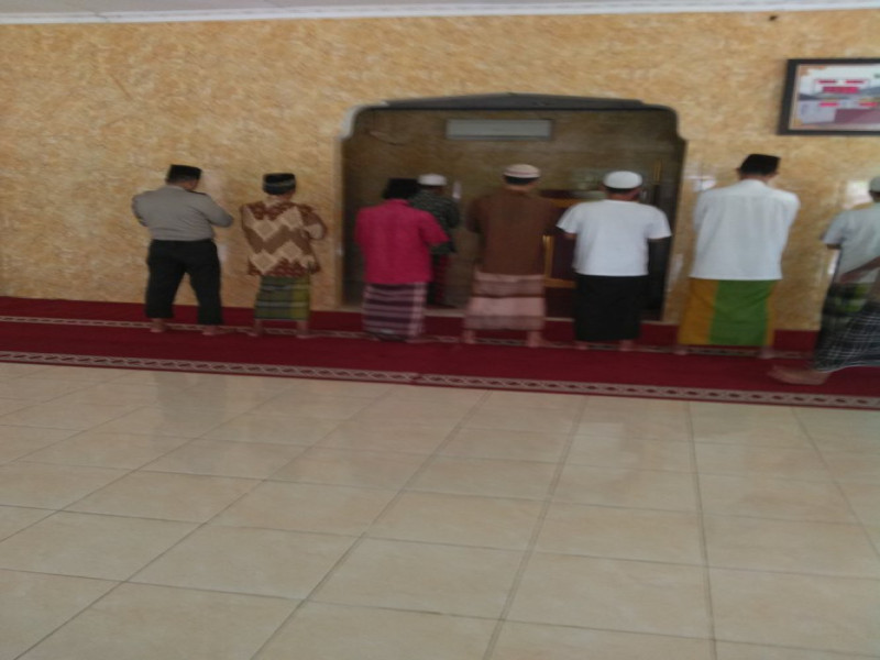 IMG-aiptu-sulaiman-bhabinkamtibmas-kedaung-baru-melaksanakan-tugas-dan-beribadah