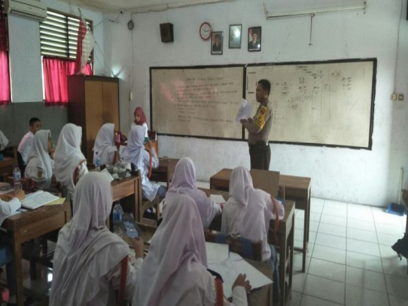 IMG-bhabinkamtibmas-polsek-jatiuwung-aiptu-m-idris-terus-lakukan-penyuluhan-di-sman-11-tangerang