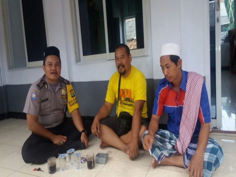 IMG-bripka-m-zaenudin-binmas-kelurahan-alam-jaya-silaturahmi-dengan-ust-mahmudin-di-mushola-al-khofiriyah