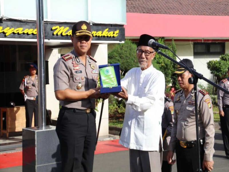 IMG-ketua-mui-kota-tangerang-memberikan-penghargaan-kepada-polres-metro-tangerang-kota