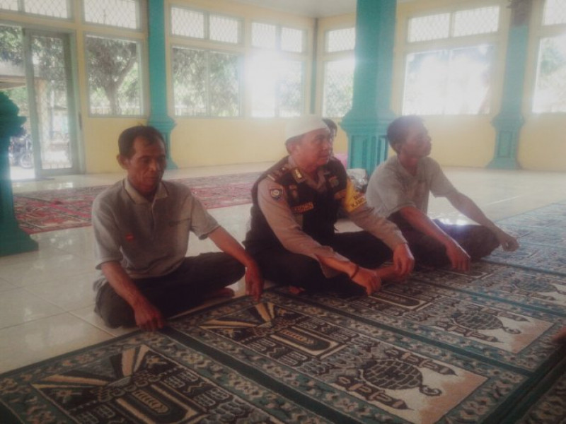 IMG-di-tengah-kesibukan-bhabinkamtibmas-kel-selapajang-jaya-menjalankan-sholat-dzuhur-berjamaah