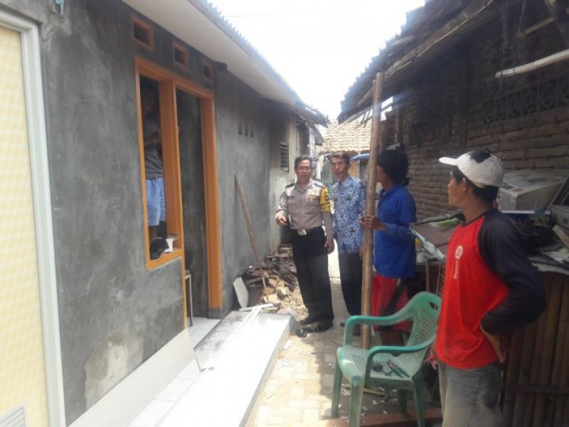 IMG-3-pilar-kamtibmas-kelurahan-periuk-jaya-pantau-program-bedah-rumah-kota-tangerang