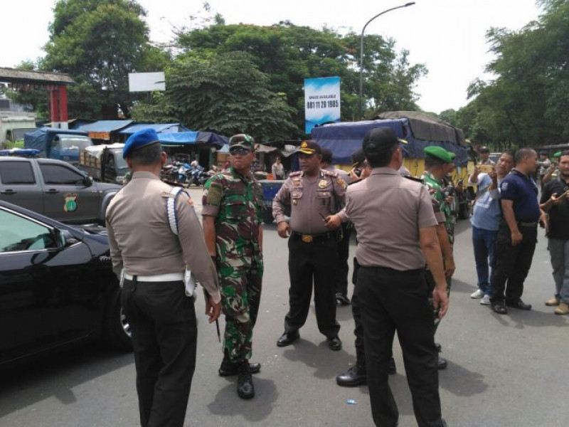 IMG-polri-dan-tni-bersama-sama-kawal-keberangkatan-ribuan-massa-buruh-menuju-ke-kp3b