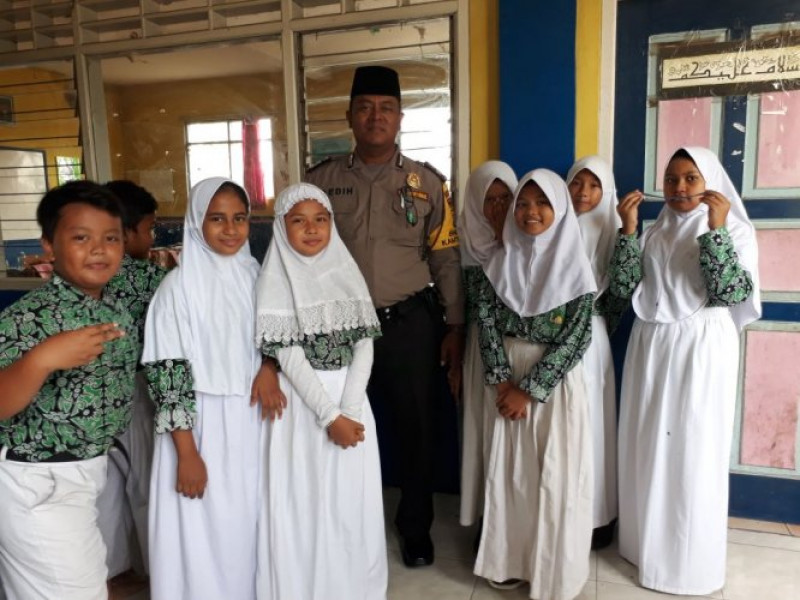 IMG-jangan-merokok-dan-pacaran-pesan-aiptu-dedih-pada-murid-madrasah-kaffah-unggul