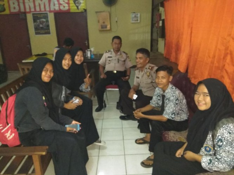 IMG-waka-polsek-sepatan-apresiasi-siswi-smk-2-kab-tangerang-untuk-meningkatkan-giat-belajar-dirumah