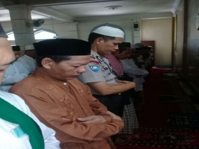 IMG-kanit-binmas-polsek-jatiuwung-shalat-jumat-di-masjid-al-wahdah-kampung-jati