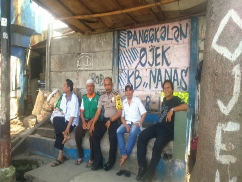 IMG-temui-tukang-ojek-dipangkalan-bhabinkamtibmas-ingatkan-untuk-cek-kelayakan-kendaraan