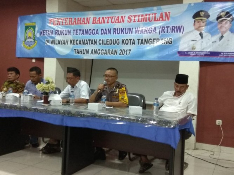 IMG-menghadiri-giat-penyerahan-bantuan-stimulan-ketua-rt-rw-di-aula-kelurahan-sudimar-barat-tahun-anggaran-2017