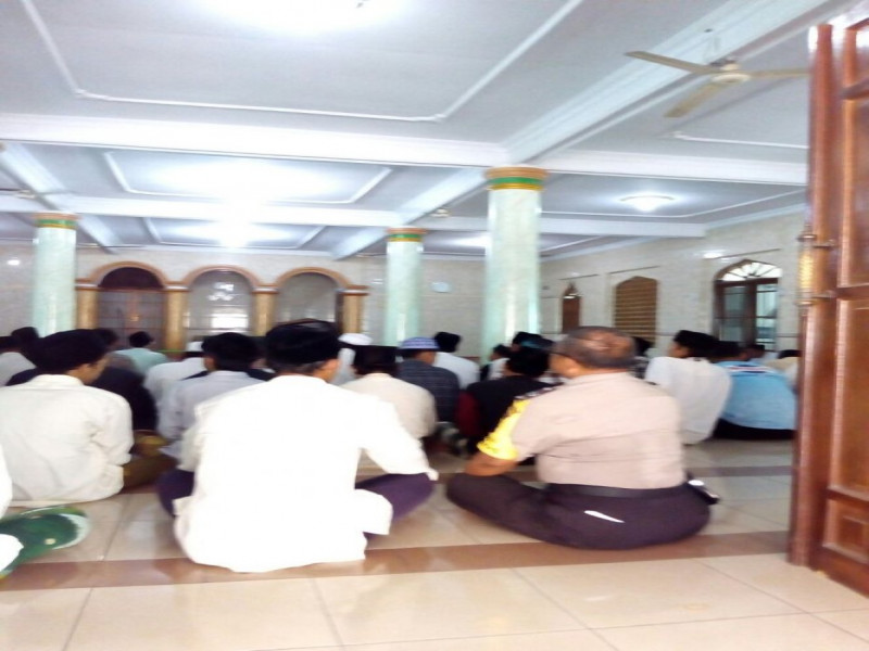 IMG-selesai-sholat-djuhur-berjamaah-bhabinkamtibmas-himbau-jemaah-masjid