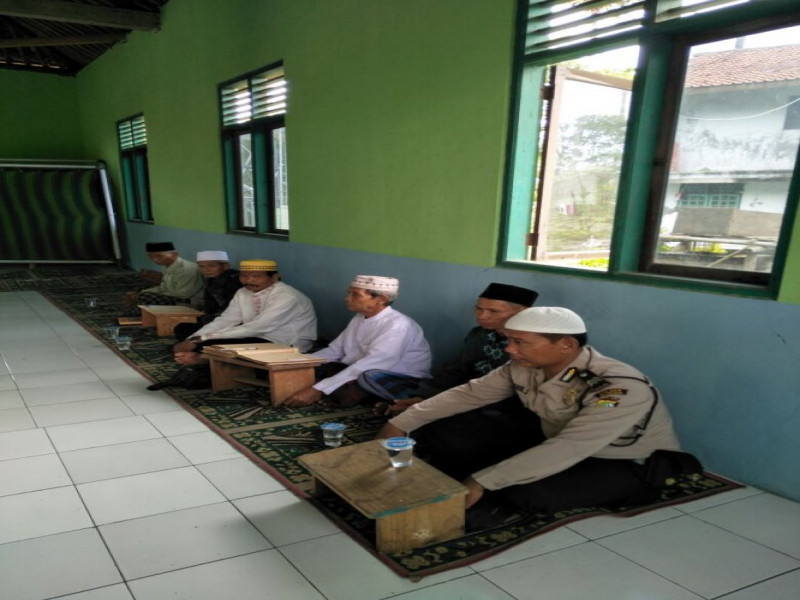 IMG-bhabinkamtibmas-polsek-sepatan-silaturahmi-ke-majelis-taklim-dan-sampaikan-pesan-kantibmas