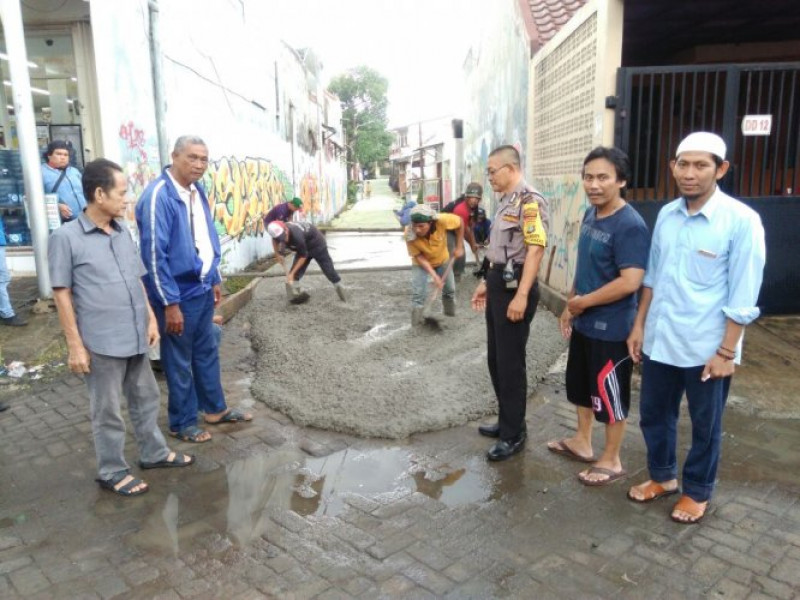 IMG-bhabinkamtibmas-sudimara-barat-menghadiri-kerja-bakti-warga-pengecoran-jalan-oleh-pemkot-tangerang