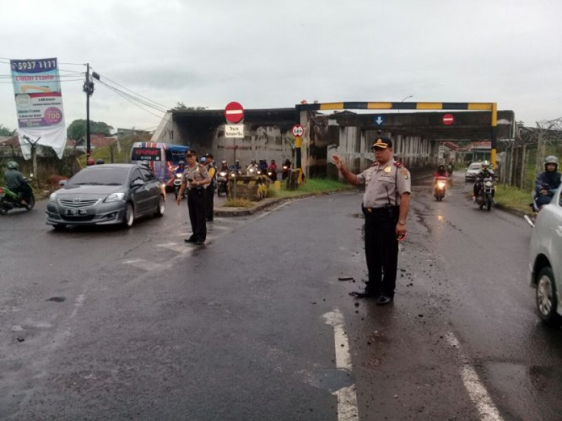 IMG-kapolsek-neglasari-pam-jalur-kunjungan-kerja-kapolri-beserta-rombongan-ke-pantai-tanjung-pasir