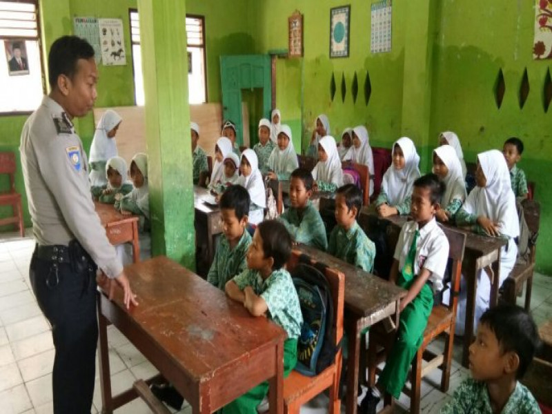 IMG-bhabinkamtibmas-bripka-mbahtiar-mengunjungi-sekolah-mi-madrasah-ibtidaiya-darul-salam