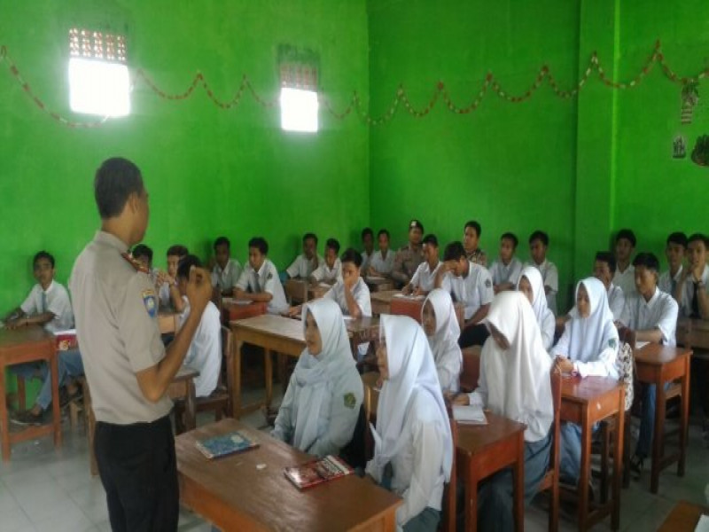 IMG-kanit-bimas-ipda-sambas-melaksanakan-kegiatan-polkiss-di-sma-n-1-pakuhaji