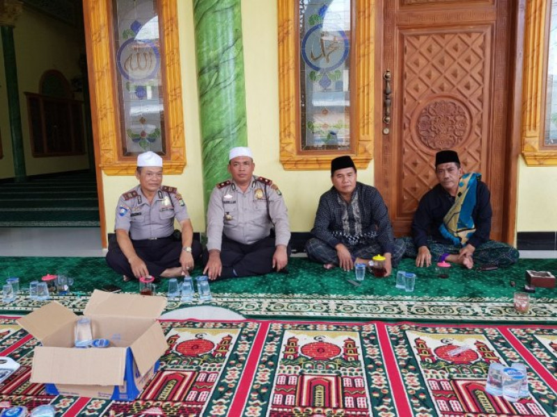 IMG-kapolsek-neglasari-shalat-jumat-bersama-tokoh-agama-dan-tokoh-masyarakat