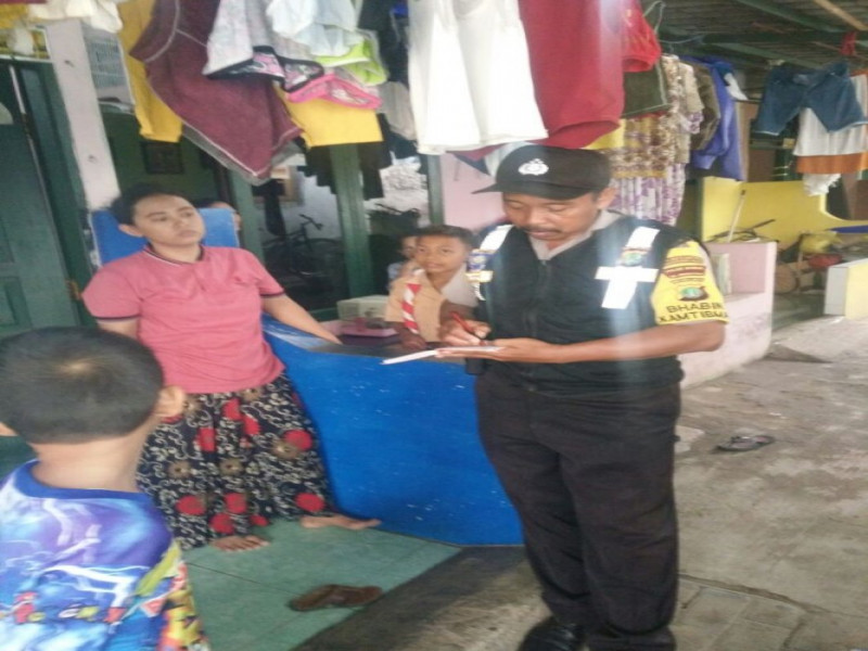IMG-door-to-door-system-binamas-polsek-cipondoh-ingatkan-warga-untuk-mengunci-pintu