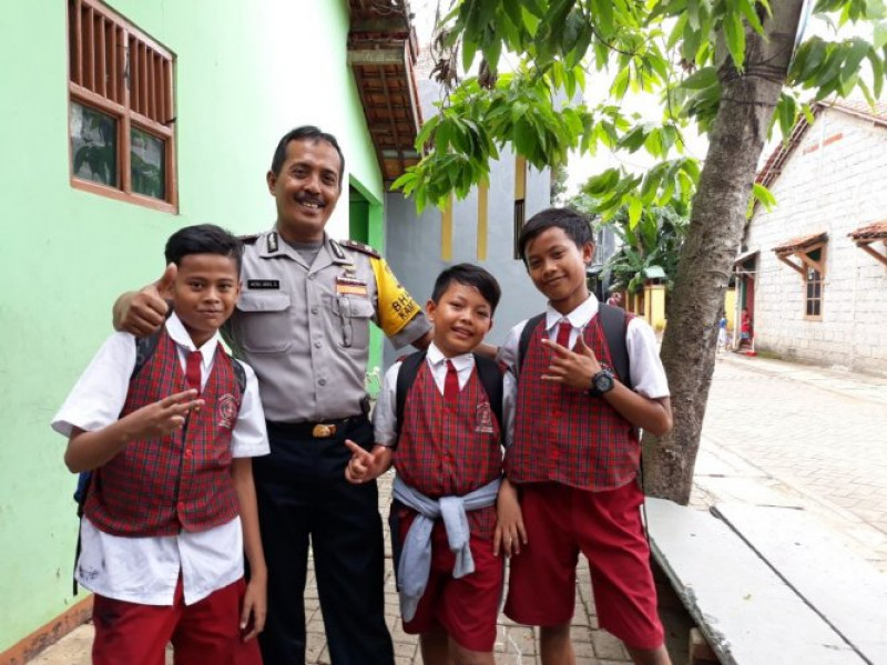 IMG-kunjungi-sekolah-binamas-polsek-cipondoh-jangan-sampai-anak-anak-jadi-korban-kejahatan