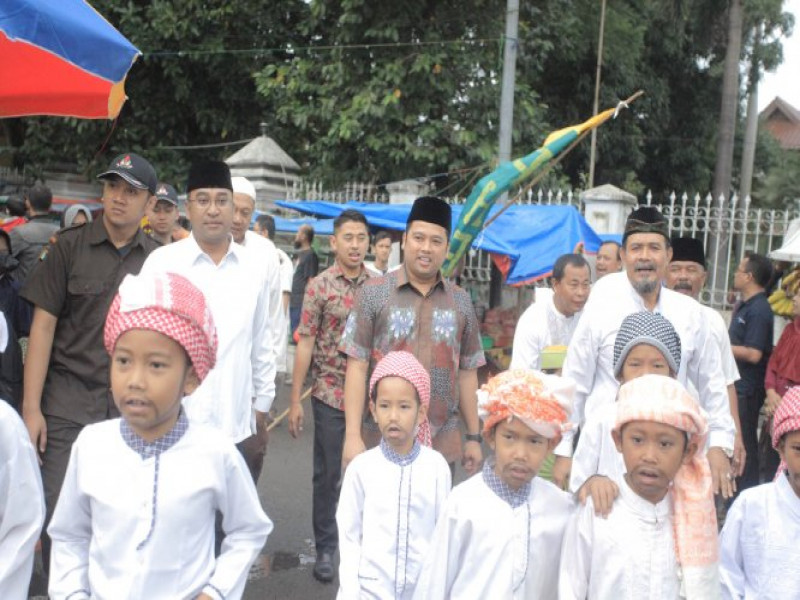 IMG-peringati-maulid-wali-kota-ikut-ngarak-perahu-di-kali-pasir