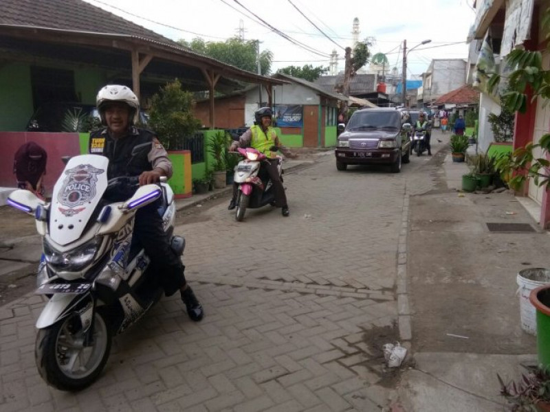 IMG-kapolsubsektor-palem-semi-bersama-binmas-polsek-jatiuwung-pantau-keberangkatan-massa-ke-jakarta