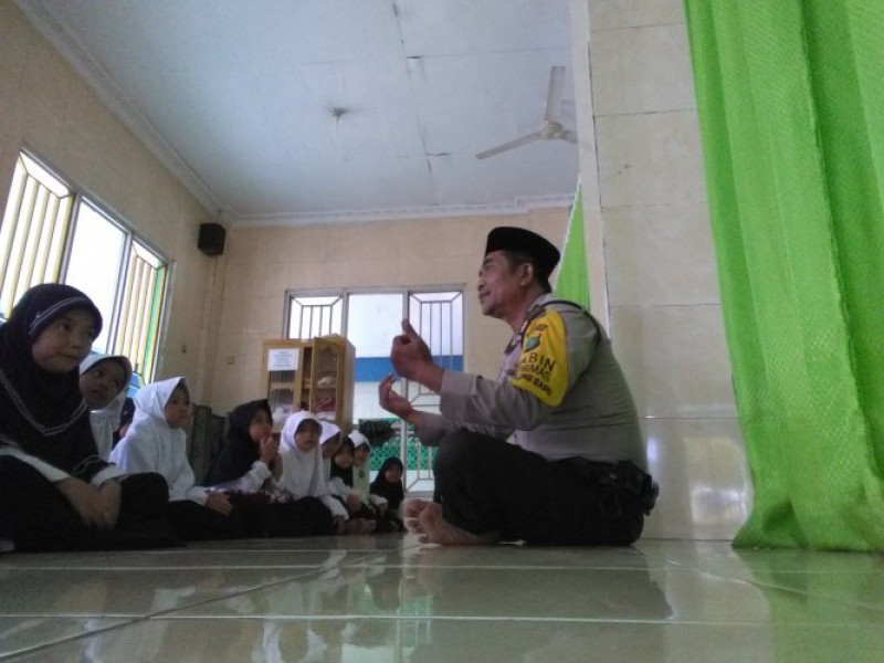 IMG-bhabinkamtibmas-aiptu-sulaiman-kunjungi-pengajian-anak-anak-di-masjid-nurul-jannah