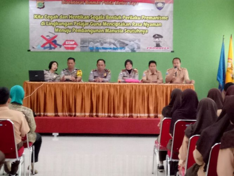 IMG-anggota-polsek-cipondoh-berikan-penyuluhan-tentang-narkoba-di-smk-ki-hajar-dewantoro