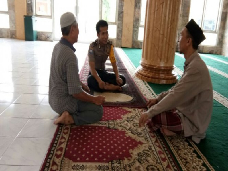 IMG-bhabinkamtibmas-polsek-benda-melaksanakan-shalat-dzuhur-berjamaah