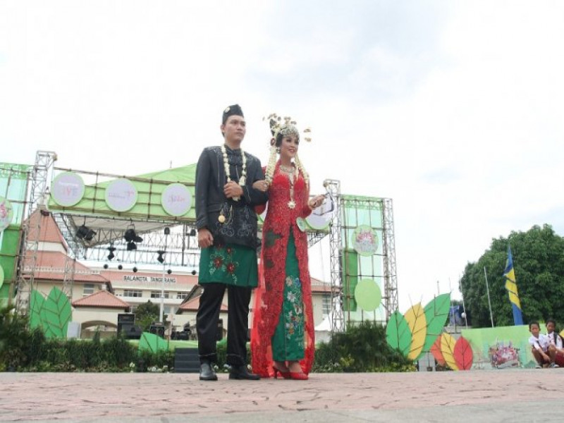 IMG-lomba-baju-adat-pengantin-meriahkan-parade-budaya-nusantara