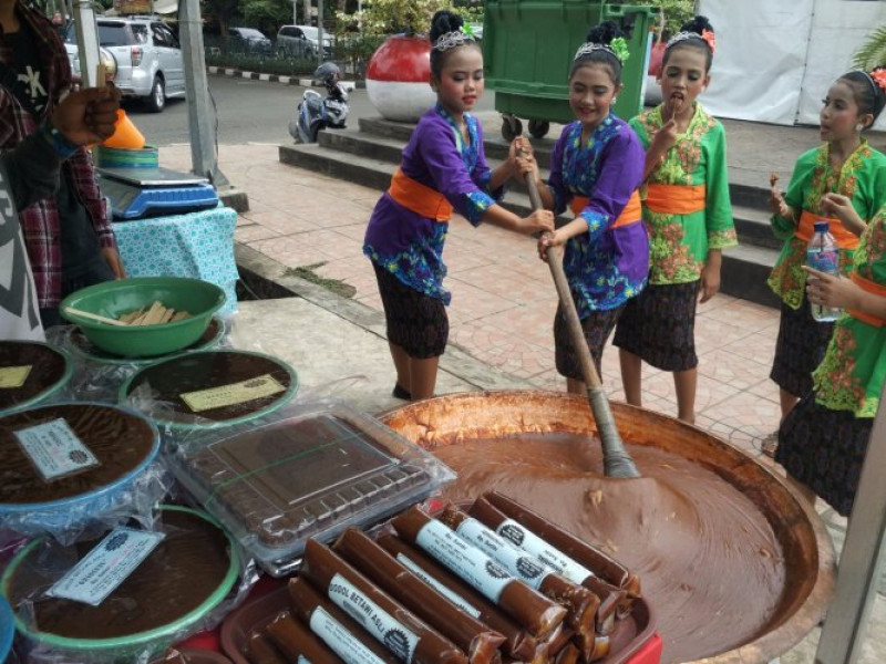 IMG-belajar-membuat-dodol-betawi-di-festival-budaya-nusantara