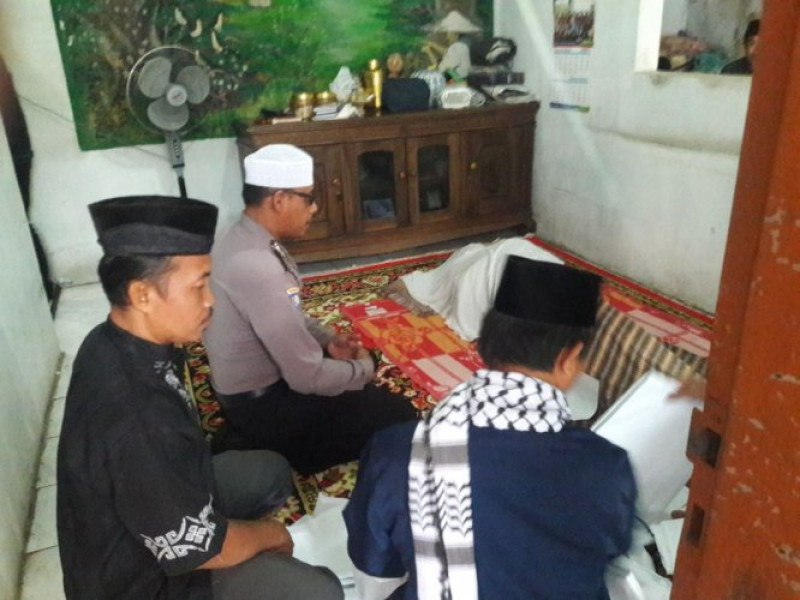 IMG-binmas-polsek-jatiuwung-bripka-ade-rochman-melayat-ke-rumah-duka-alm-solichin-bin-anwar