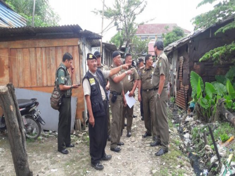 IMG-kapolsubsektor-palem-semi-dan-3-pilar-dampingi-satpol-pp-tangkot-sampaikan-pemberitahuan-penertiban-lahan-fasos-fasum