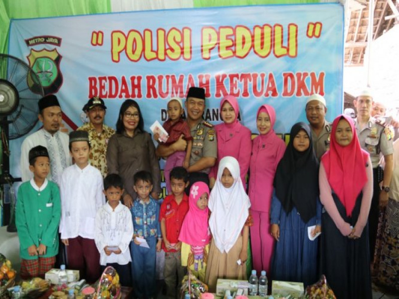 IMG-sosialisasikan-program-polisi-peduli-dan-program-polsantren-polres-metro-tangerang-kota-gencar-bedah-rumah-marboot-masjid