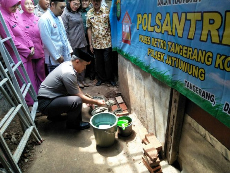 IMG-peletakan-batu-pertama-oleh-kapolres-metro-tangerang-kota-dimulainya-bedah-rumah-ketua-dkm-di-kp-nagrak