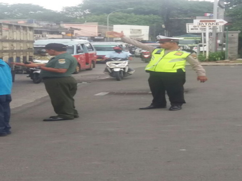 IMG-pelayanan-sore-hari-lantas-polsek-jatiuwung-lakukan-pengaturan-di-pertigaan-gajah-tunggal