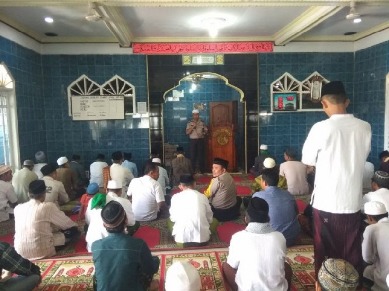 IMG-kapolsek-benda-berserta-anggota-melaksanakan-shalat-jumat