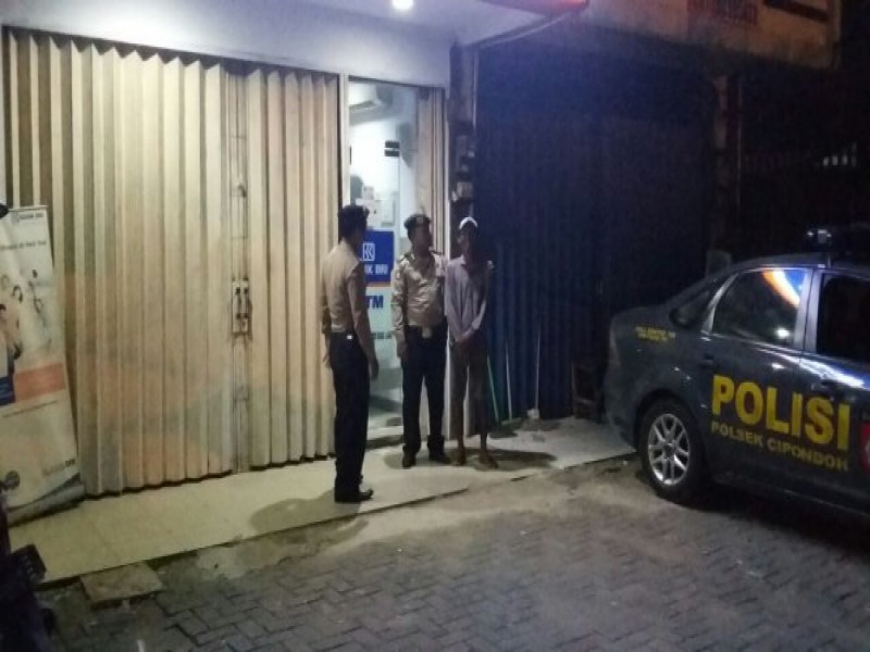 IMG-lakukan-patroli-malam-hari-anggota-unit-sabhara-polsek-cipondoh-cegah-3c