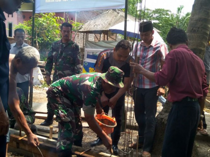 IMG-bhabinkamtibmas-polsek-sepatan-gotong-royong-bedah-rumah-warga